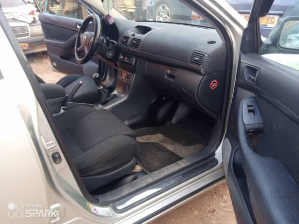 toyota-avensis-a-vendre-a-yaounde-big-3