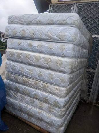 lit-capitonne-de-luxe-matelas-orthopedique-matelas-ordinaire-canapes-de-luxe-en-velours-big-4
