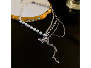 Collier de perles avec pendentif papillon disponible