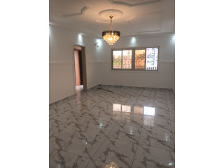 Jolie appartement bien vaste à louer à Bali 3chambres 3douches en bordure de route