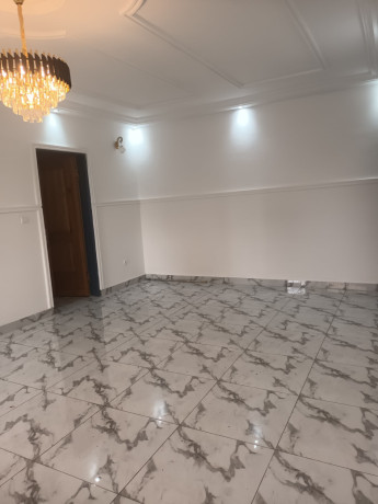 jolie-appartement-bien-vaste-a-louer-a-bali-3chambres-3douches-en-bordure-de-route-big-1