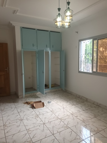 jolie-appartement-bien-vaste-a-louer-a-bali-3chambres-3douches-en-bordure-de-route-big-2