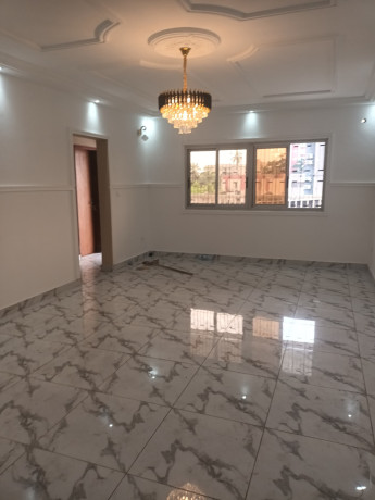 jolie-appartement-bien-vaste-a-louer-a-bali-3chambres-3douches-en-bordure-de-route-big-0